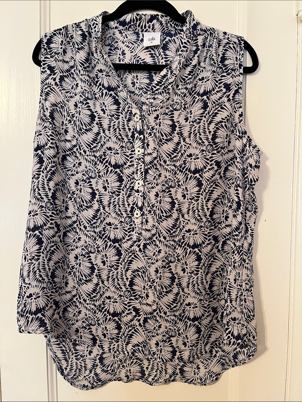 Cabi Navy White Graphic Burst Print Sleeveless Shell Blouse Size M Pit to Pit 22